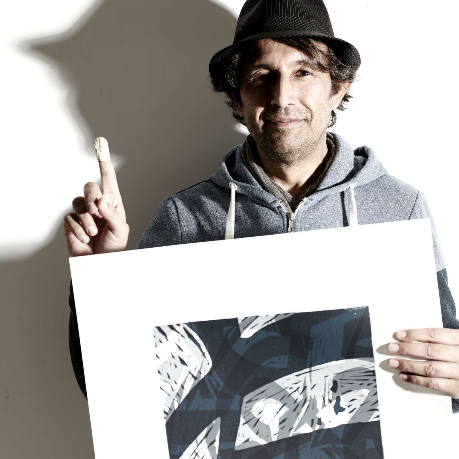 Maler Aatifi mit einer Grafik
